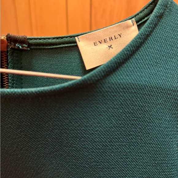 Excellent Condition Everly Women’s Small Green Blouse - Picture 3 of 3